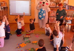 Dzieci zgłaszają się do odpowiedzi.