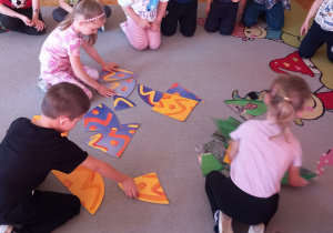 Dzieci układają pisankowe puzzle.