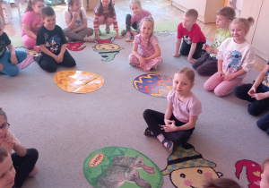 Krasnoludki ułożyły pisankowe puzzle.