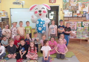 Krasnoludki pozują do zdjęcia z Zającem Wielkanocnym