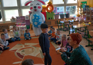 Tymon odpowiada na wielkanocną zagadkę.