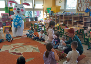 Emma losuje kolejne jajeczko z zagadką.