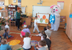 Zajączek ogląda pomalowane pisanki Żabek.