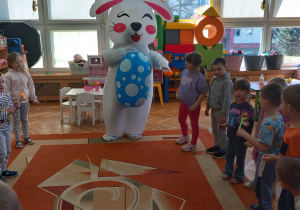 Dzieci przygotowują się do wspólnej zabawy z zajączkiem.