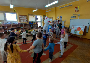Wspólny taniec Zajączka z dziećmi w kole.