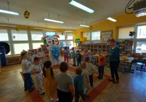 Pani Agnieszka odczytuje list o miejscu ukrytych jajek w ogrodzie przedszkolnym.