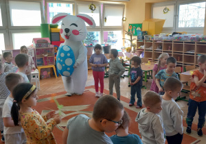 Wspólna zabawa w kole z dziećmi.