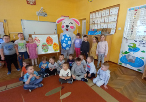 Wspólne zdjęcie wielkanocnego Zajączka z Żabkami.