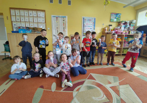 Wszystkie Żabki pokazują posiane rzeżuchę w kubeczkach.