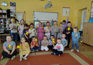 Grupowe zdjęcie dzieci z grupy Żabek z pisankami kurczaczkami.