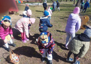 Żabki szukają czekoladowych jajeczek.