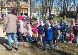 Dzieci czekają na poczęstunek od zajączka.