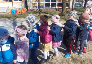 Wspólna zabawa z Zajączkiem w ogrodzie przedszkolnym.