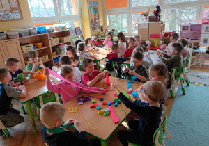 Przygotowanie pomocy do wykonania świątecznych ozdób.