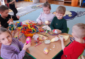 Misiaczki tworzą ozdobne pisanki.