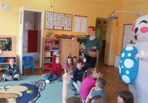 Dzieci odgadują zagadkę i zgłaszają się do odpowiedzi.