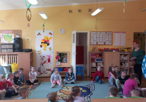 Przedszkolaki słuchają Zajączka.