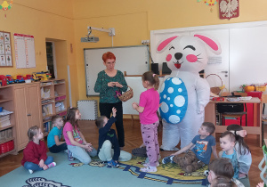 Lilia wylosowała zadanie od Zajączka.