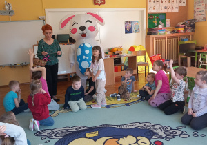 Pani Agnieszka czyta zadanie dla Oliwki.