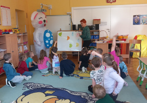 Dzieci chętnie zgłaszają się do wykonania zadania.