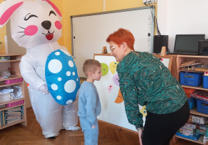 Leon ułożył wyraz z pisanki i odczytał go.