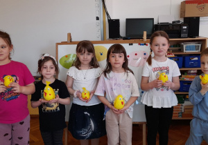 Lilia, Maja, Emilka, Oliwia, Michalina i Leon prezentują wykonane kurczaczki.