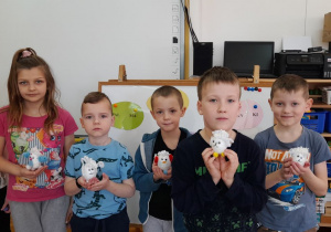 Dzieci prezentują efekty swojej pracy.