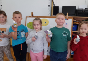 Misiaczki przedstawiają swoje zajączki.