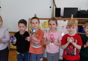Przedszkolaki i ich piękne pisanki.