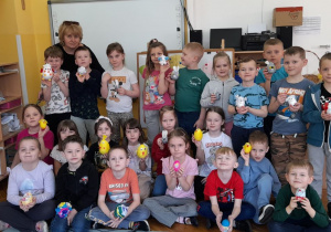 Wspólne zdjęcie małych artystów z Panią Renią.