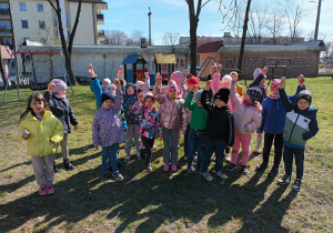 Wszystkie dzieci odnalazły ukryte jajka.