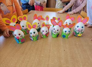 Święta Wielkanocne z jajkiem i zającem