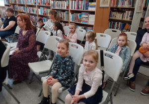 Hania i Inga siedzą na widowni w bibliotece.