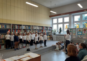 Przedszkolaki z P.P. 1 śpiewają piosenkę.