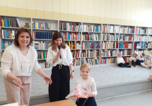 Hania odbiera nagrodę.