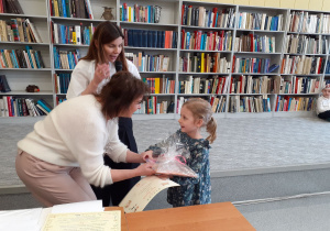 Pani dyrektor wręcza Indze nagrodę.