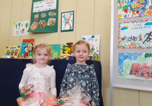 Hania i Inga pozują do zdjęcia z nagrodami.