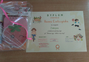 Dyplom i nagrody Hani za zajęcie II w konkursie plastycznym pt. " Żyję zdrowo- dobrze się czuje".