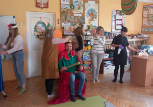 Aktorzy zmieniają scenografię.