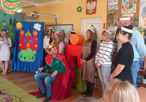 Król podziwia poddanych.