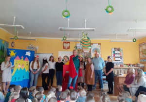 Król stoi i ogłasza nowinę.