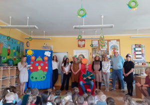 Narrator czyta tekst bajki.