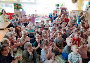 Przedszkolaki z zaciekawieniem oglądają bajkę.