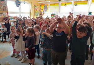 Dzieci kręcą rękami młynki nad głową.