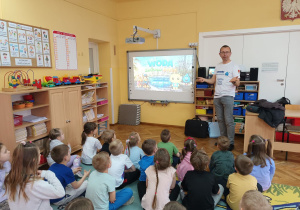 Sześciolatki oglądają prezentację o wodzie.