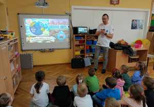 Pan Mariusz pyta dzieci o ilość wody na świecie i dlaczego należy ją oszczędzać.