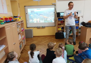 Dzieci dowiadują się, co dzieje się z wodą zanim trafi do domów i co dzieje się ze ściekami komunalnymi.