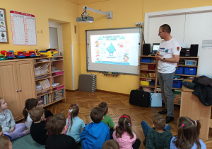 Dzieci dowiedziały się dlaczego warto pić wodę.