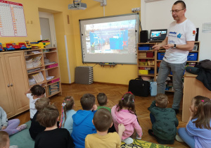 Porównanie wody butelkowanej ze sklepu z łaską kranówką.