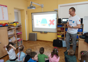 Pan Mariusz stwierdził, że woda w naszym kranach jest czysta i można ją pić.